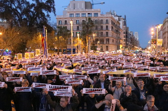 Protesters gather in Barcelona to demand release of pro-independence activists after 5 months in prison (by Núria Julià)